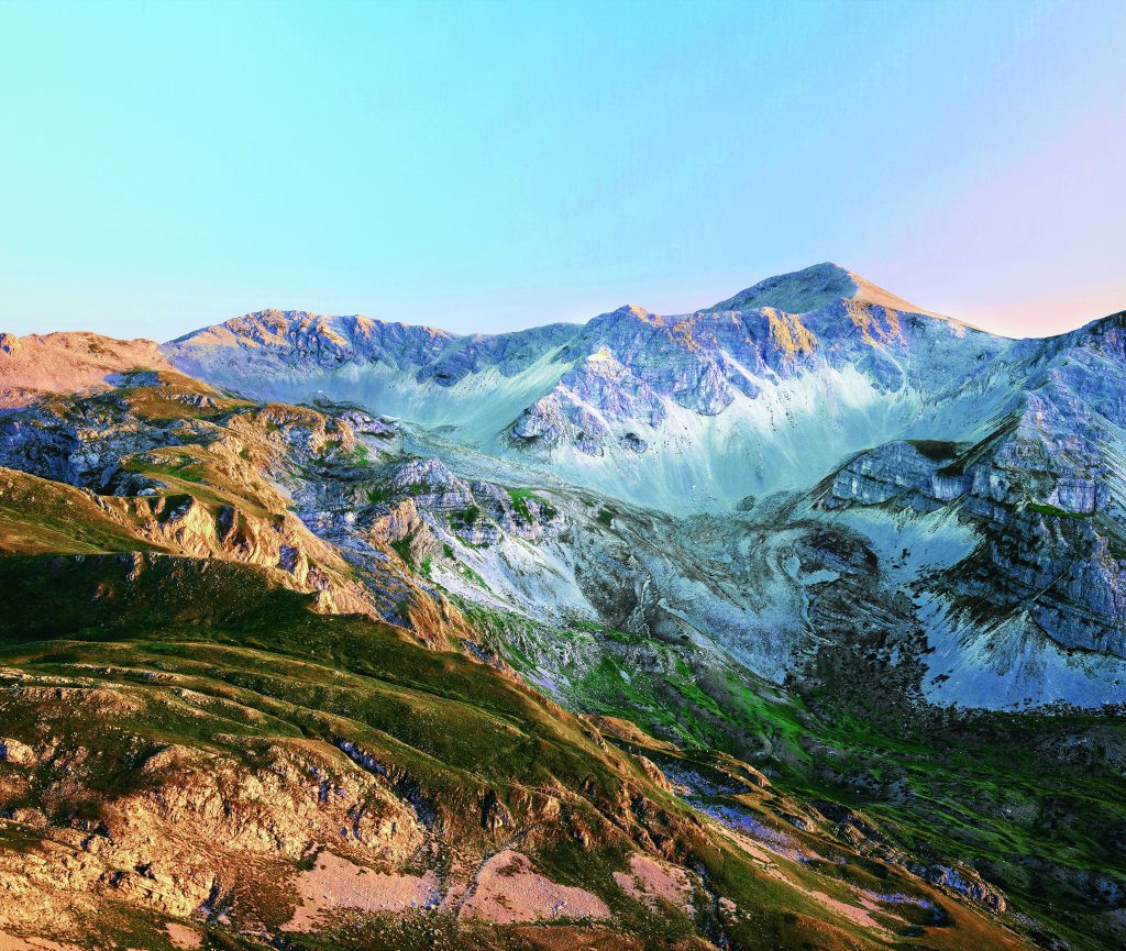 I circhi glaciali del versante Nord del Monte Velino al tramonto, Monte Velino, Abruzzo (IT)