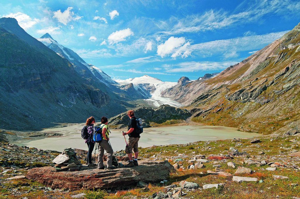 na enorme pozzanghera-lago dal colore bruno chiaro dove un tempo brillava la lingua terminale del ghiacciaio:
è questo lo scenario che accoglie i visitatori ai piedi – ogni anno sempre
più lontani – del ghiacciaio Pasterze,
sotto le pendici del Grossglockner (3798 m). Foto @ Arch. AAt