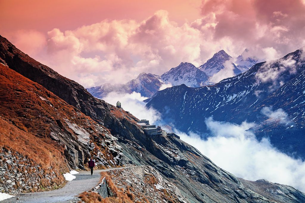 Lungo il sentiero
per turisti chiamato Gamsgrubenweg, di fronte al Grossglockner, provenendo dagli edifici del Kaiser-Franz-Josefs- Höhe. Foto @ Iris Kuerschner/www.powerpress.ch/Look-Bildagentu