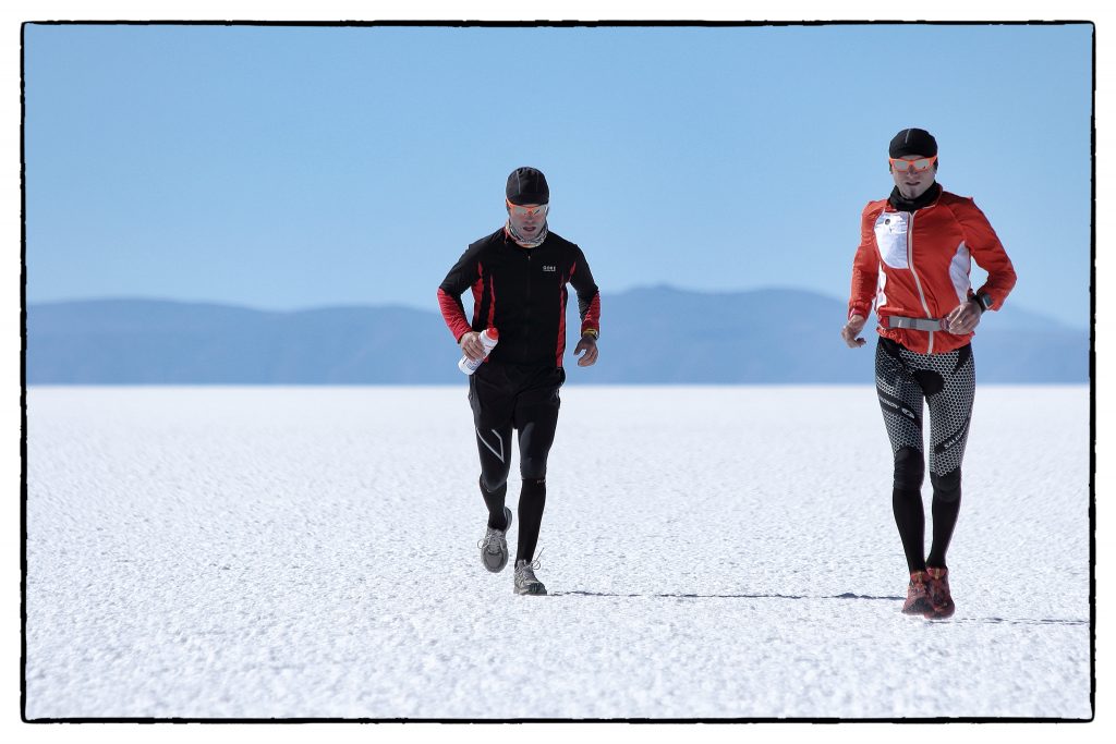 Nico e Marco Gazzola di corsa nel Salar. Foto Morgan Bertacca