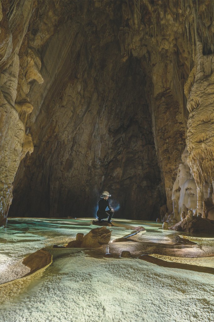 Con uno sviluppo di 1.800 metri, la Grotta del Cervo è la più lunga dell’Abruzzo e la seconda dell’Italia centrale. Tre i livelli accessibili, di impegno e lunghezza crescente, con una permanenza in grotta rispettivamente di un’ora, tre e sette ore. Foto @ UOPIOIXU-OUNUDOEUROPUIOXEUL FOTOGRAFIA IPOGEA