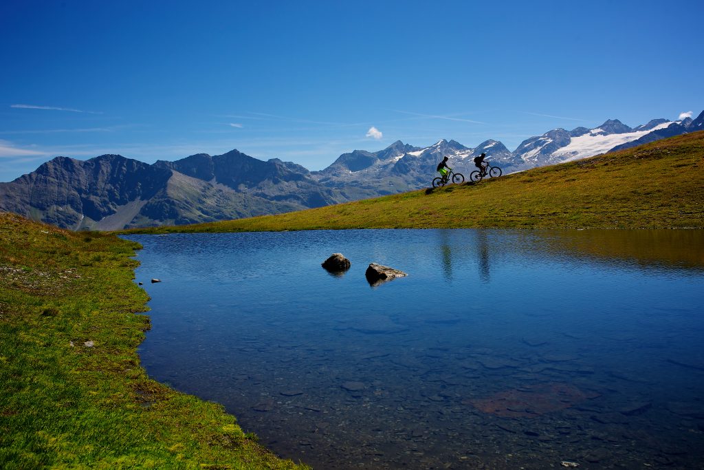 Con la mountain bike, è possibile raggiungere luoghi suggestivi. Archivio Fotografico Regione Autonoma Valle d