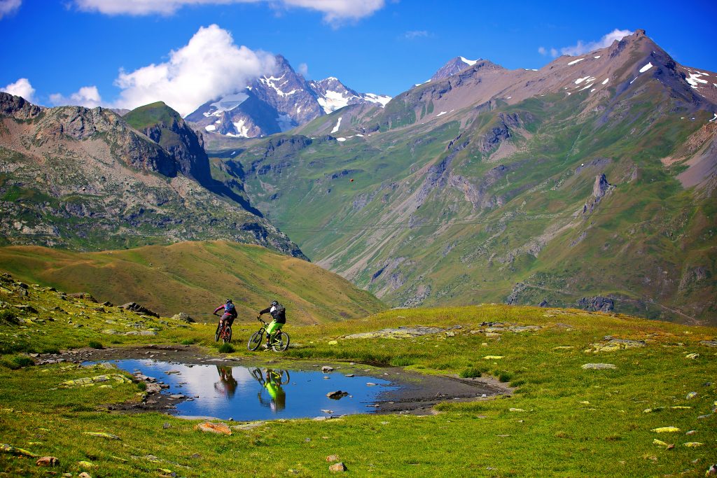 Con la mountain bike sui magnifici sentieri di La Thuile. Consorzio Operatori Turistici La Thuile