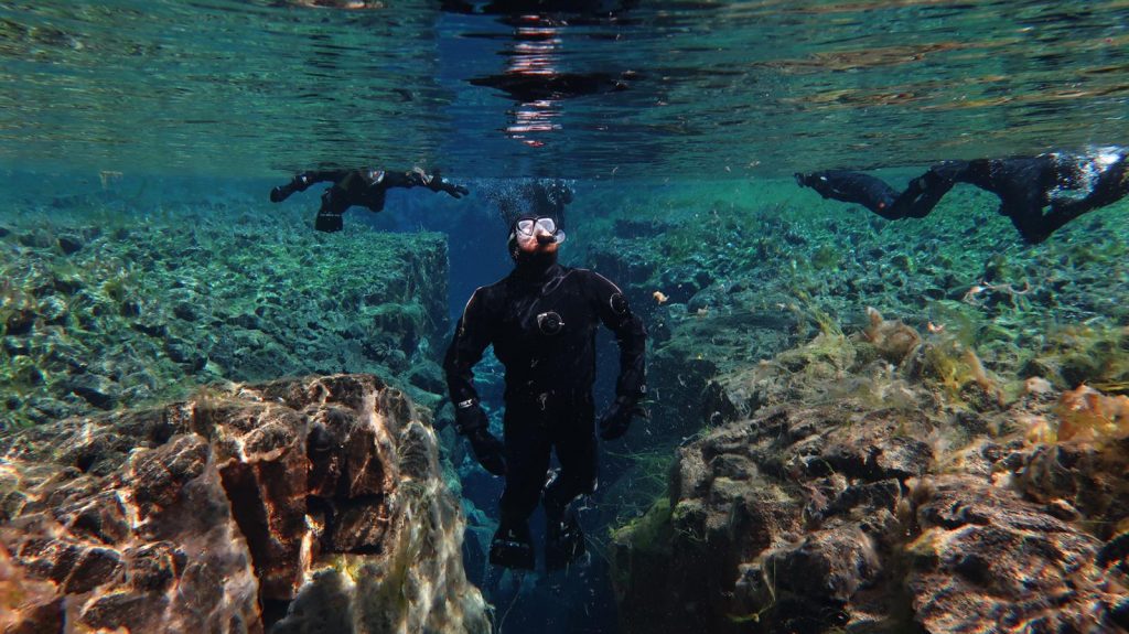 Nuotando nella faglia che sta separando l