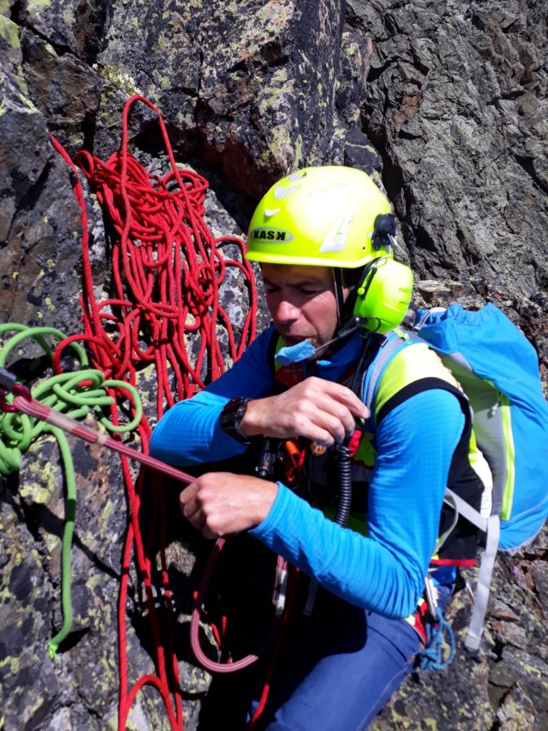 Intervento per il recupero del parapendista sulla Cresta del Brouillard. Foto @ CNSAS VdA