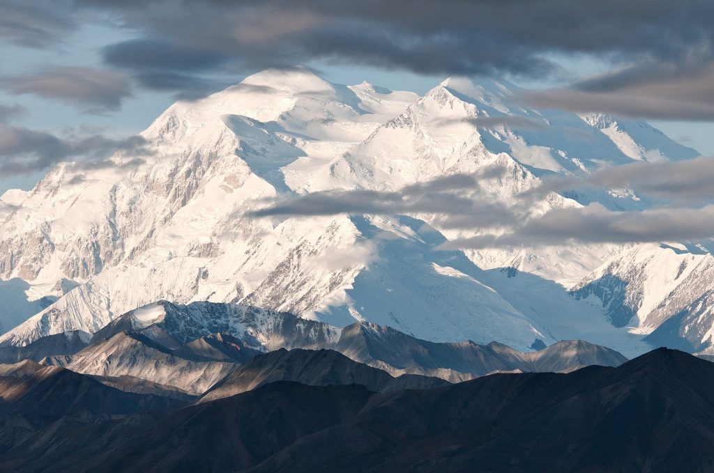 Il Denali con qualche strascico di nuvole.