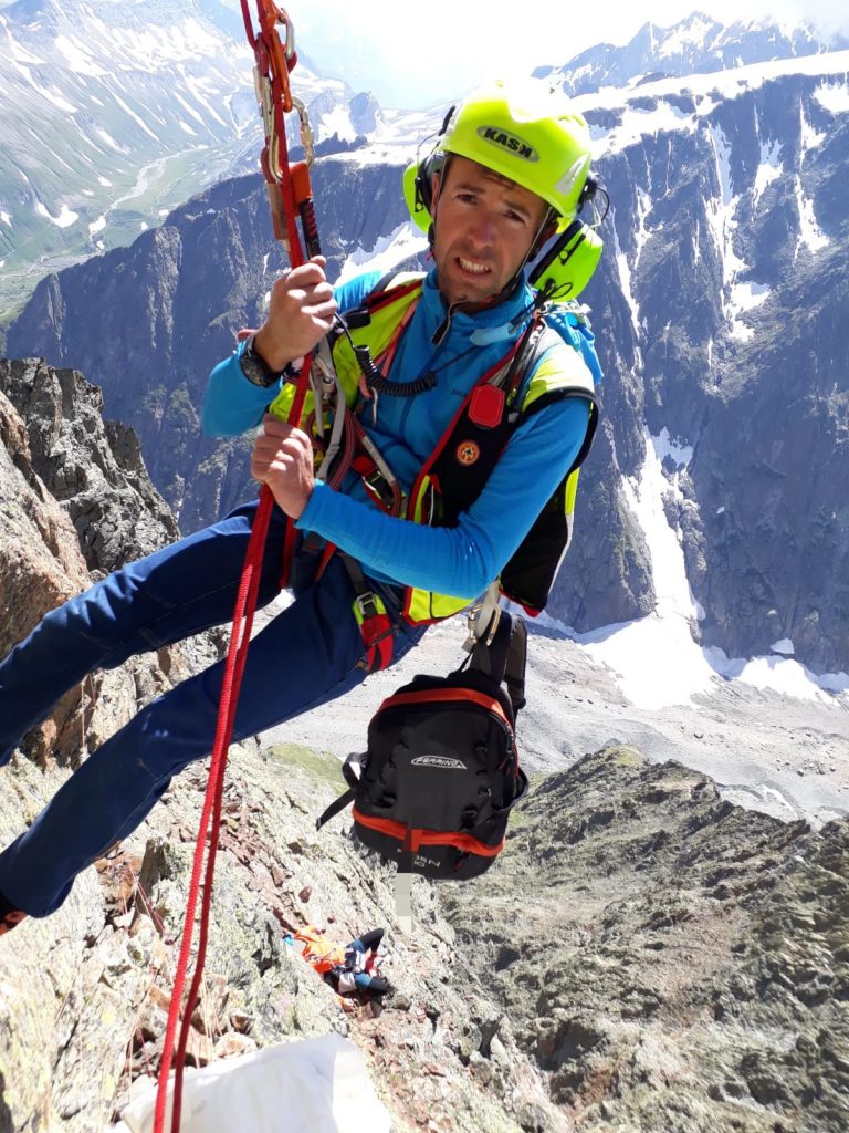Intervento per il recupero del parapendista sulla Cresta del Brouillard. Foto @ CNSAS VdA