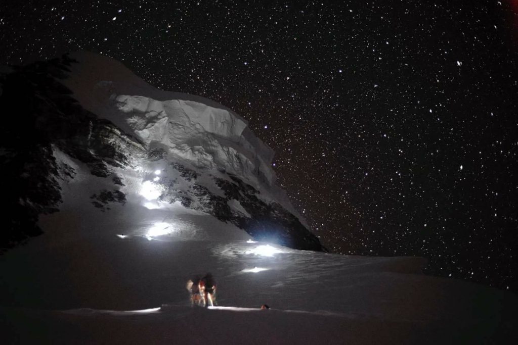 Gli alpinisti lasciano C4 di notte per la vetta. Su di loro il grande seracco. Foto @ archivio MTV-EVK2CNR - Daniele Nardi 