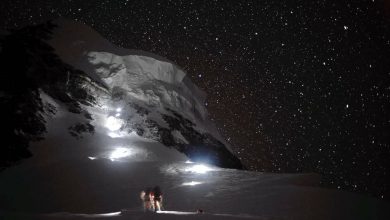 Gli alpinisti lasciano C4 di notte per la vetta. Su di loro il grande seracco. Foto @ archivio MTV-EVK2CNR - Daniele Nardi 