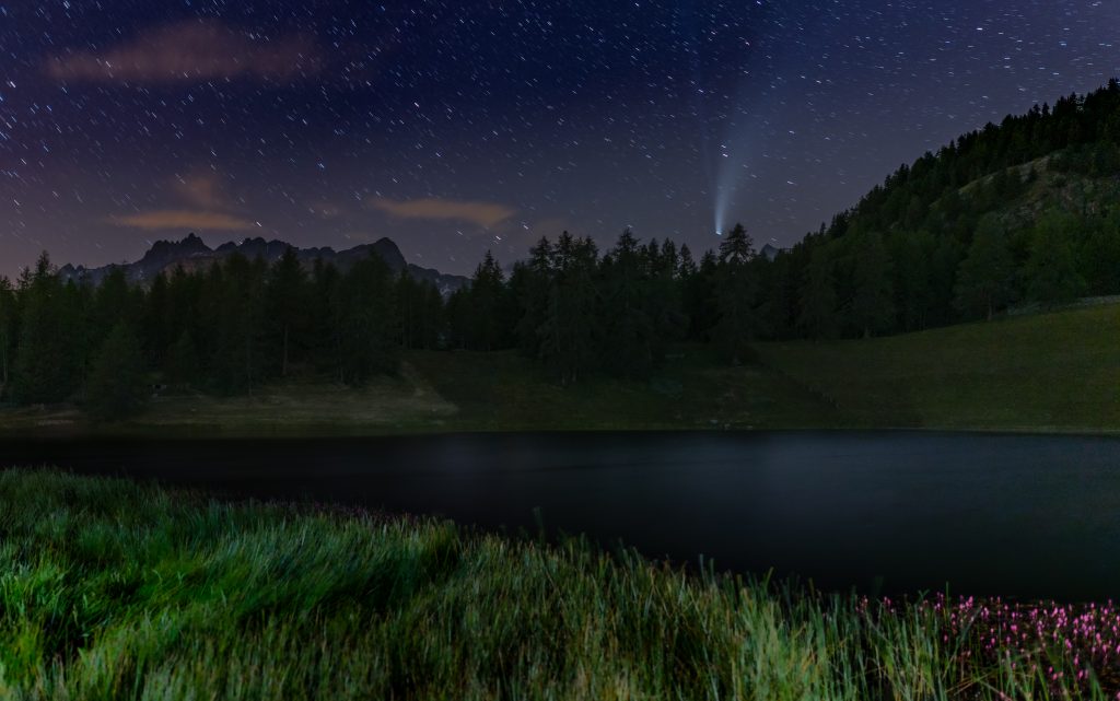 Neowise sul lago di Lod, Chamois (AO) - Foto Antoine Casarotto