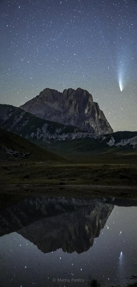 Upside down. La cometa si riflette sul Lago di Pietranzoni a Campo Imperatore (AQ) - Foto FB Meteo AQ Caput Frigoris, Ph. Mattia Panico