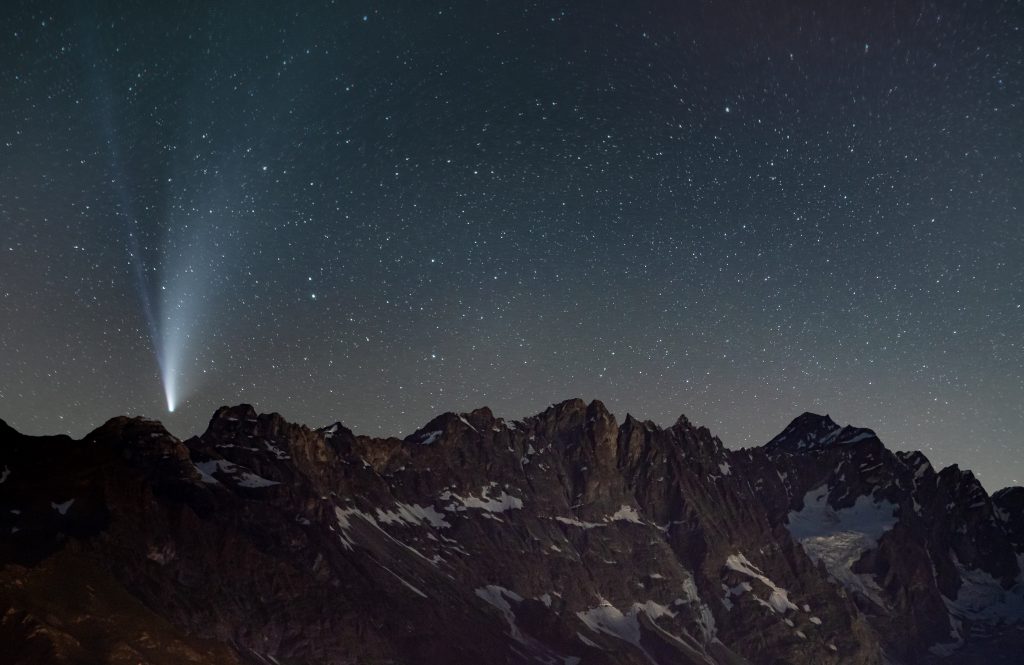 Neowise su le Grandes Murailles fotografata da Chamois (AO) - Foto Antoine Casarotto 