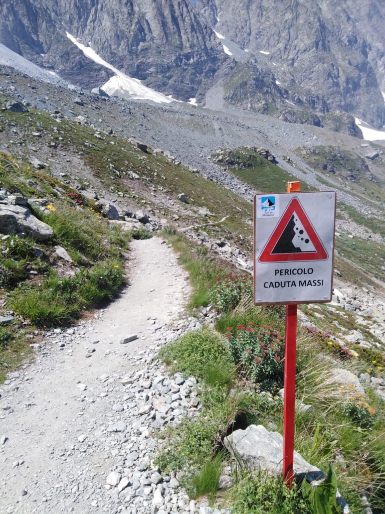 Segnaletica lungo il percorso parzialmente interdetto - Foto FB Parco del Monviso