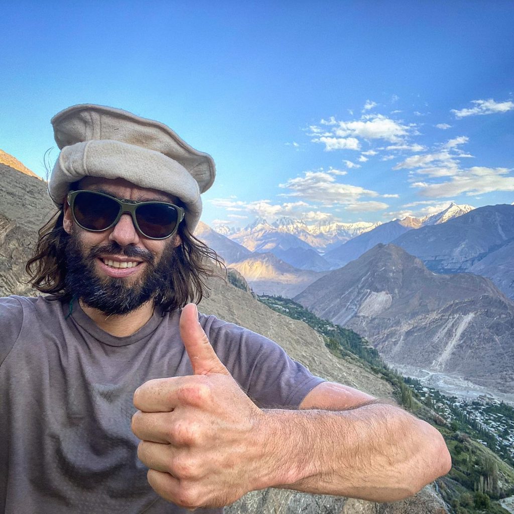 Felix Berg in attesa dei compagni di avventura - Foto FB Summit Travel