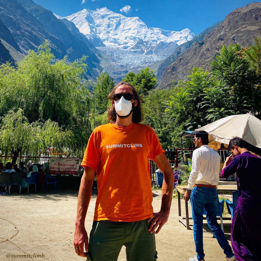 Mascherina e vette imbiancate per Felix Berg - Foto Instagram Summitclimb