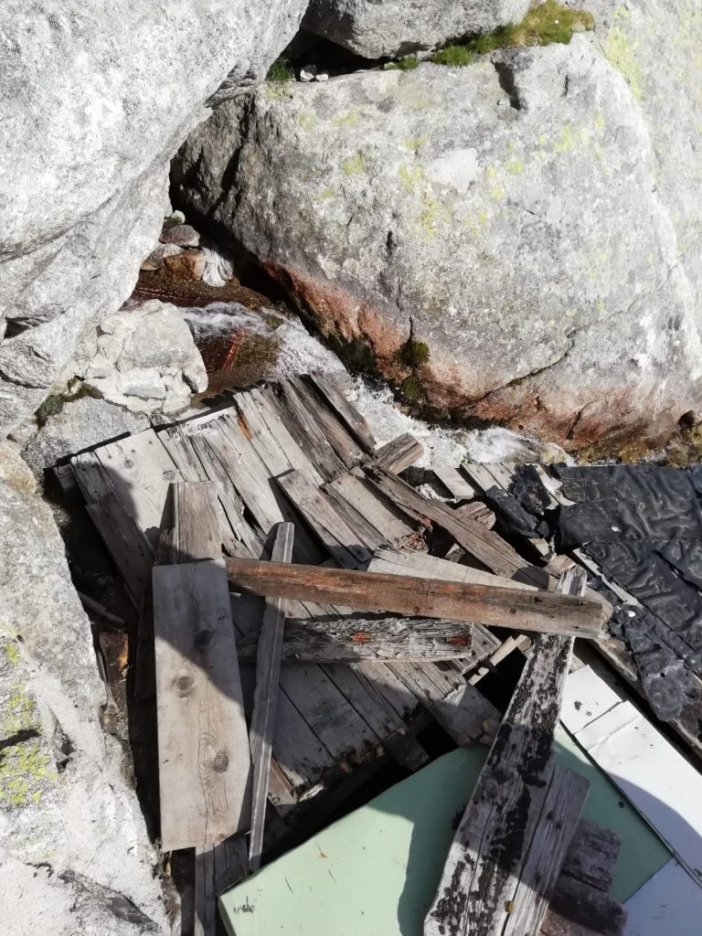 Travi danneggiate al Rifugio Allievi Bonacossa - Foto FB CAI Milano