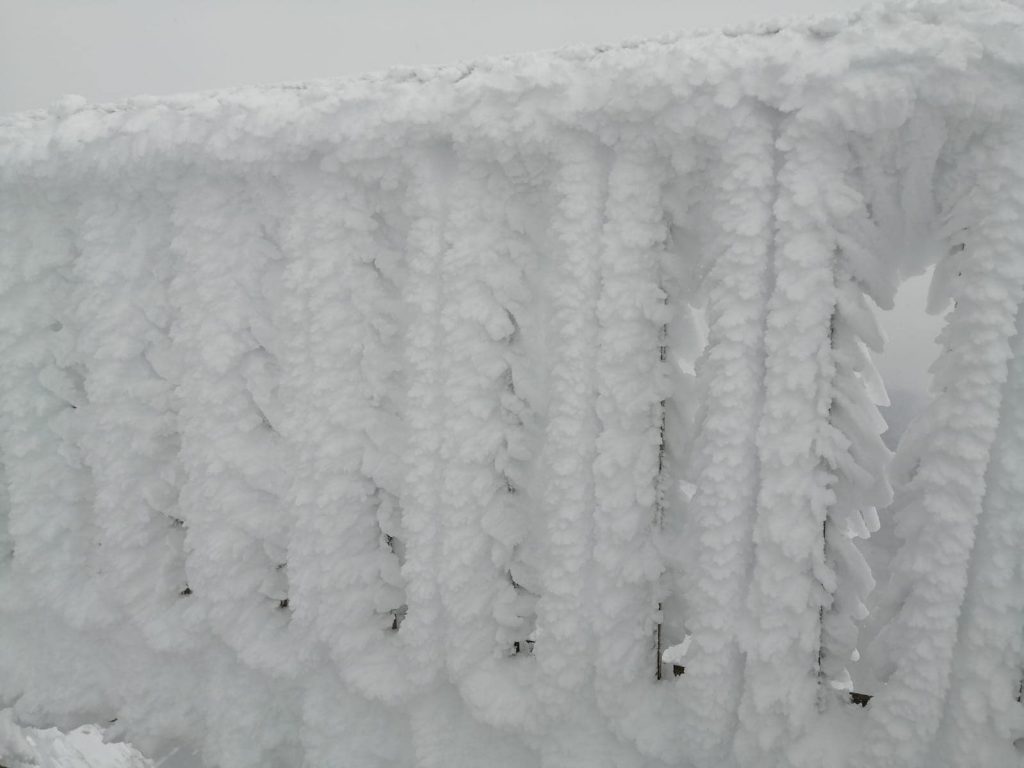 Dettagli del ghiaccio su Capanna Margherita - Foto FB Rifugi Monterosa