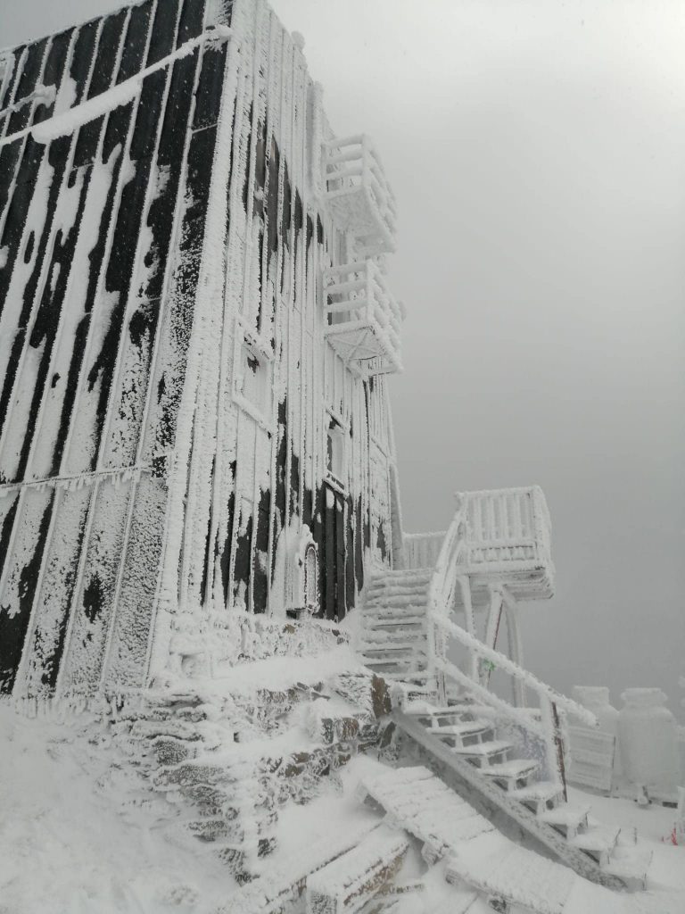 Capanna Margherita dopo la nevicata - Foto FB Rifugi Monterosa