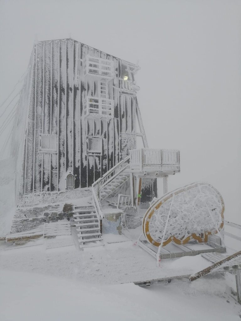 Capanna Margherita dopo una intensa  nevicata - Foto FB Rifugi Monterosa
