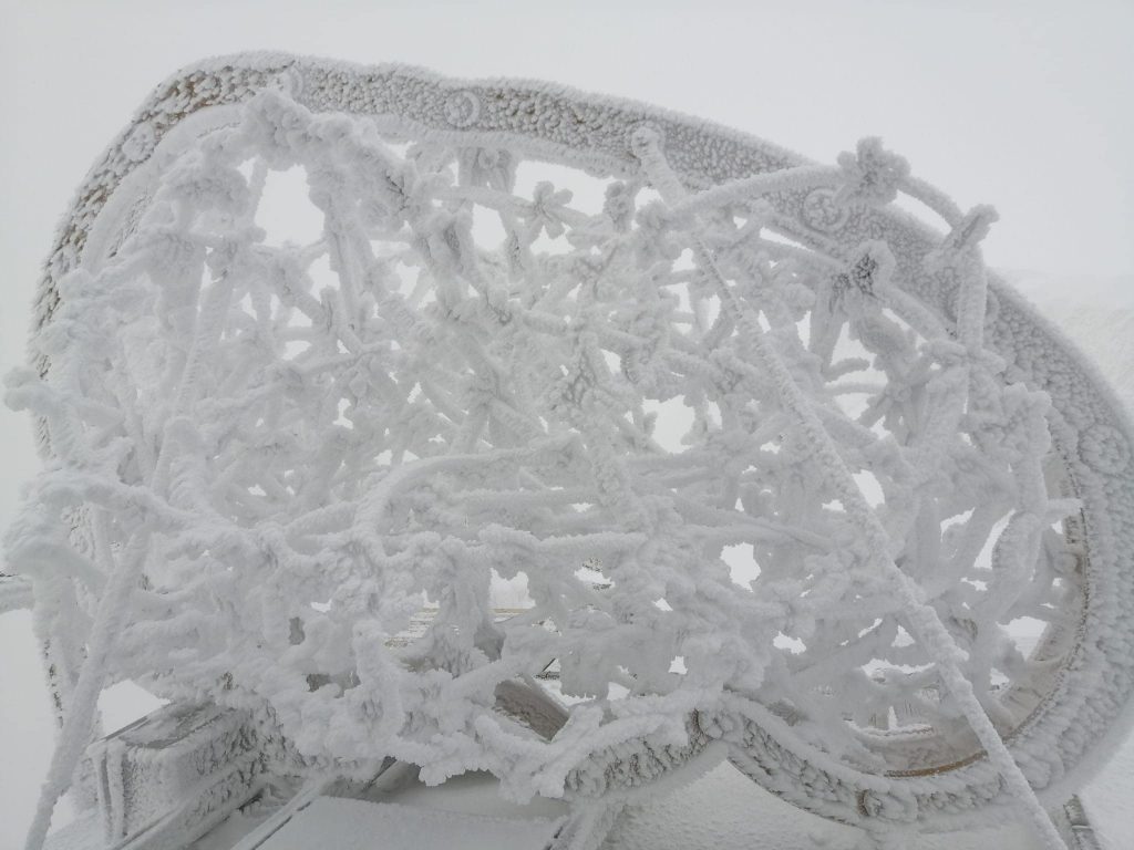 Dettagli del ghiaccio su Capanna Margherita - Foto FB Rifugi Monterosa