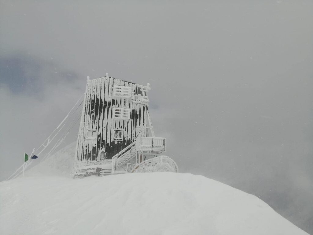 Capanna Margherita dopo una nevicata - Foto FB Rifugi Monterosa