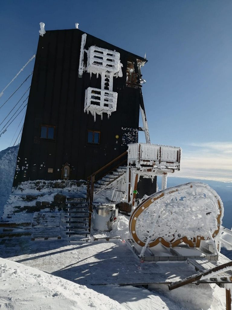 Capanna Margherita illuminata dal sole dopo il weekend di neve - Foto FB Rifugi Monterosa