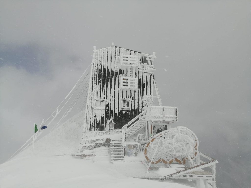 Capanna Margherita dopo una intensa nevicata - Foto FB Rifugi Monterosa