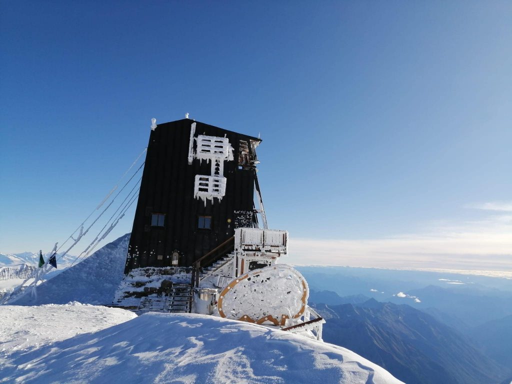 Capanna Margherita illuminata dal sole dopo un weekend di neve - Foto FB Rifugi Monterosa