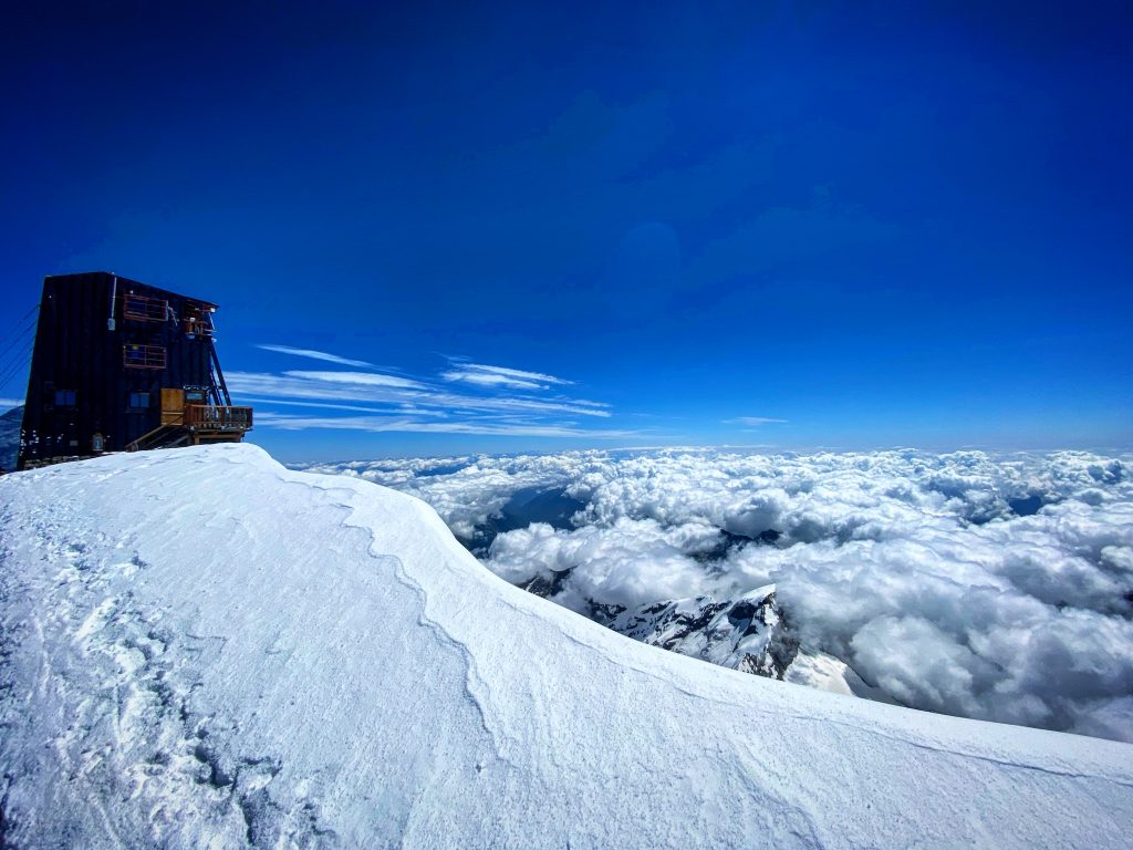 Vista della Capanna Margherita. Foto Mattia Torraco