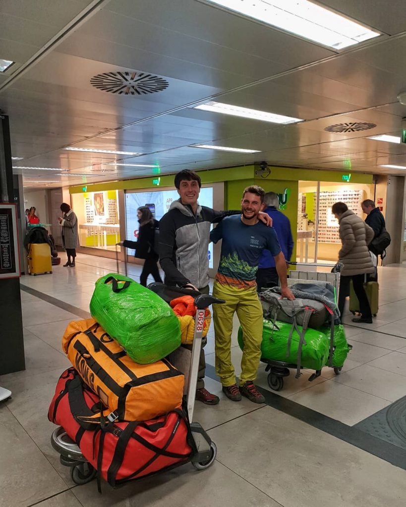 Con Matteo Della Bordella, in partenza per la Patagonia. Foto Facebook Matteo Pasquetto