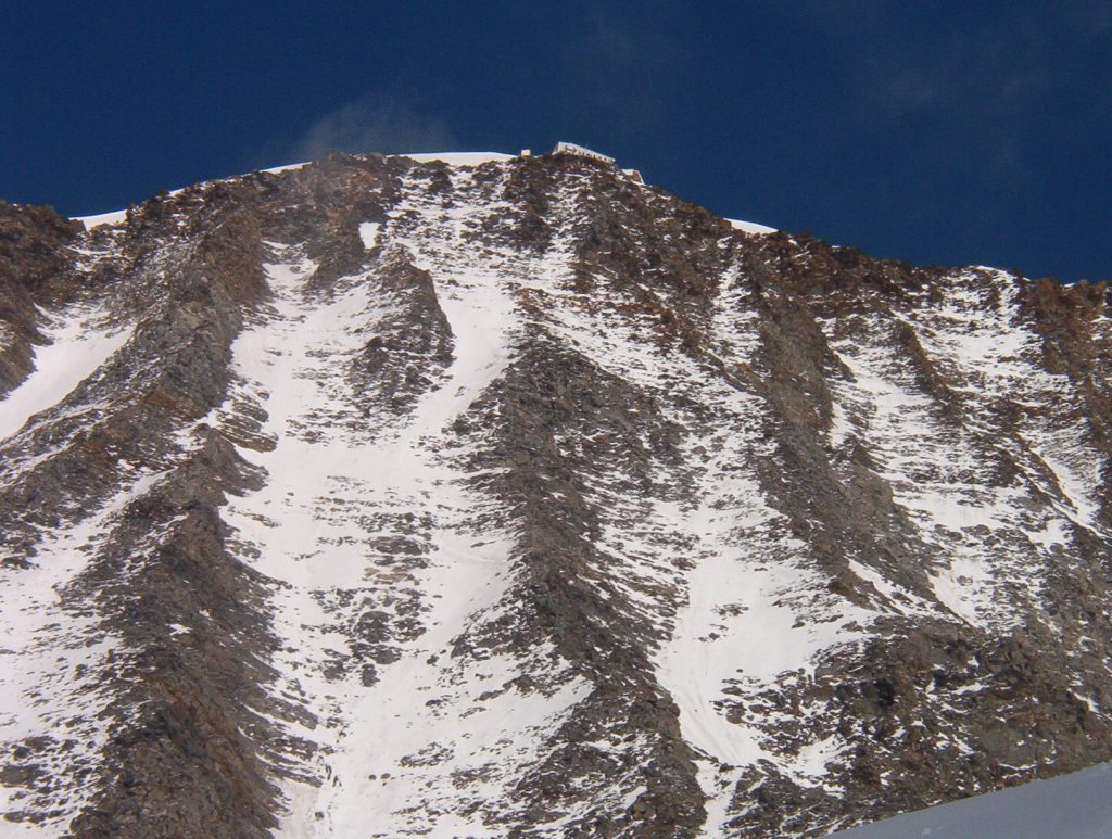 Aiguille du Goûter e rifugio Goûter - Foto Wikimedia Commons
