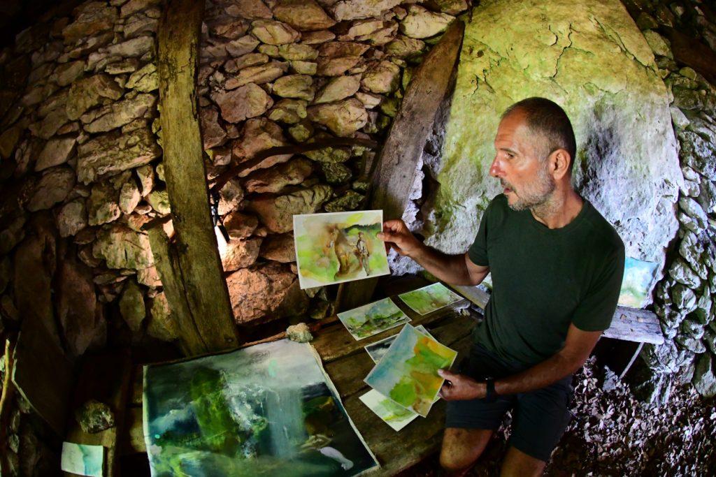 Angelo Bellobono e i suoi quadri nella capanna di Charles Moulin