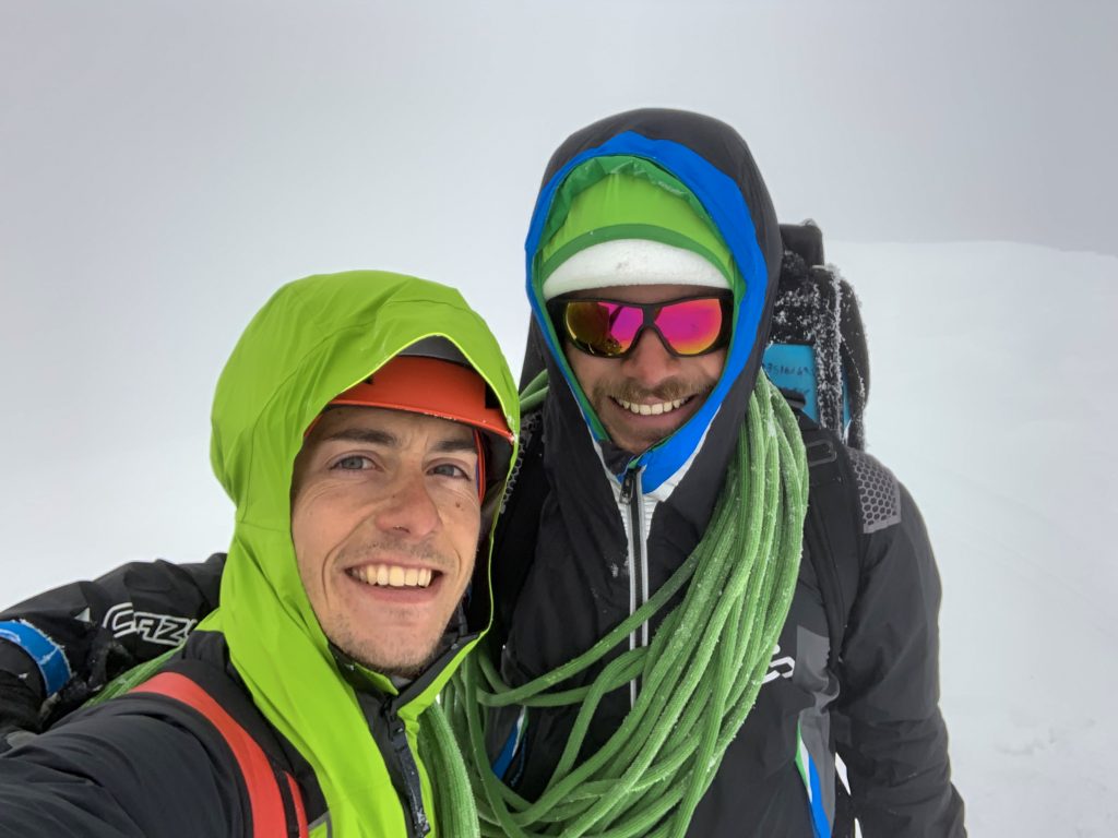 Leonardo e Matteo Pasquetto in cima al Monte Bianco dopo la salita di "Divine Providence". Foto Leonardo Gheza
