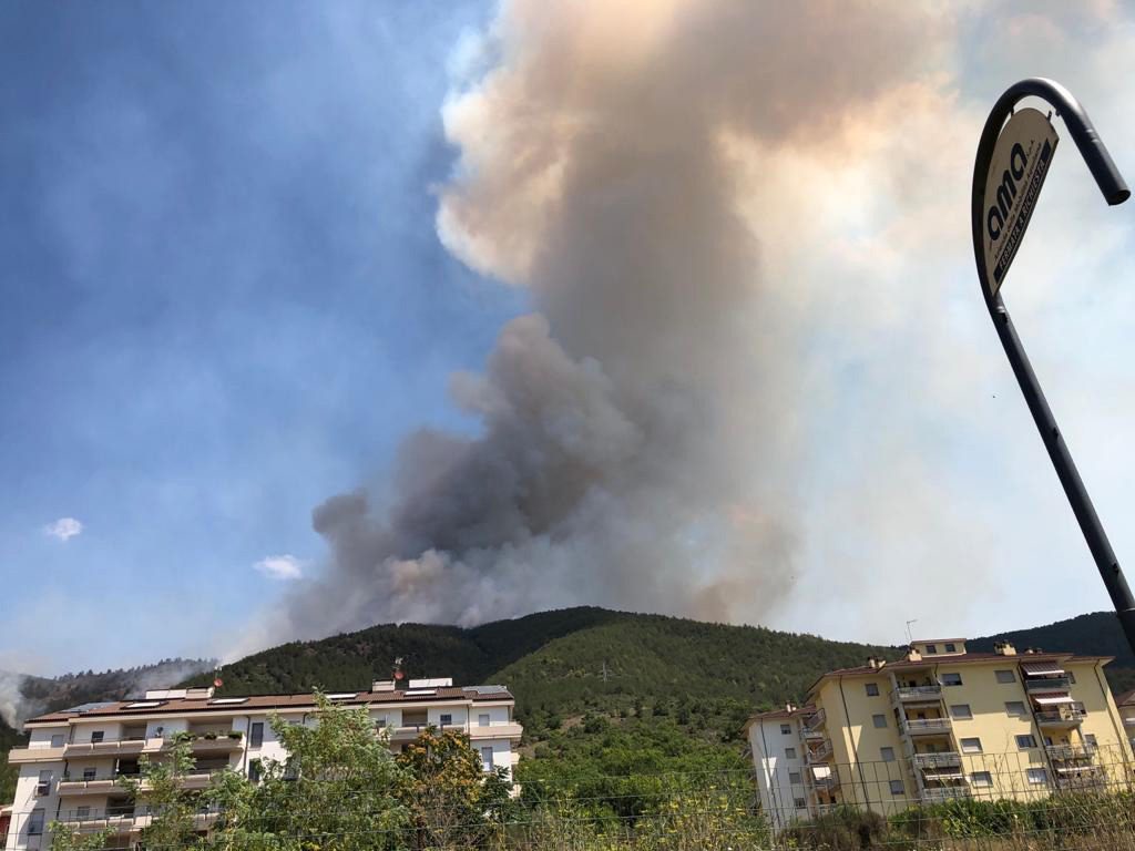 Montagne in fiamme in Abruzzo - Foto
ANSA/ MONICA DIAMANTI