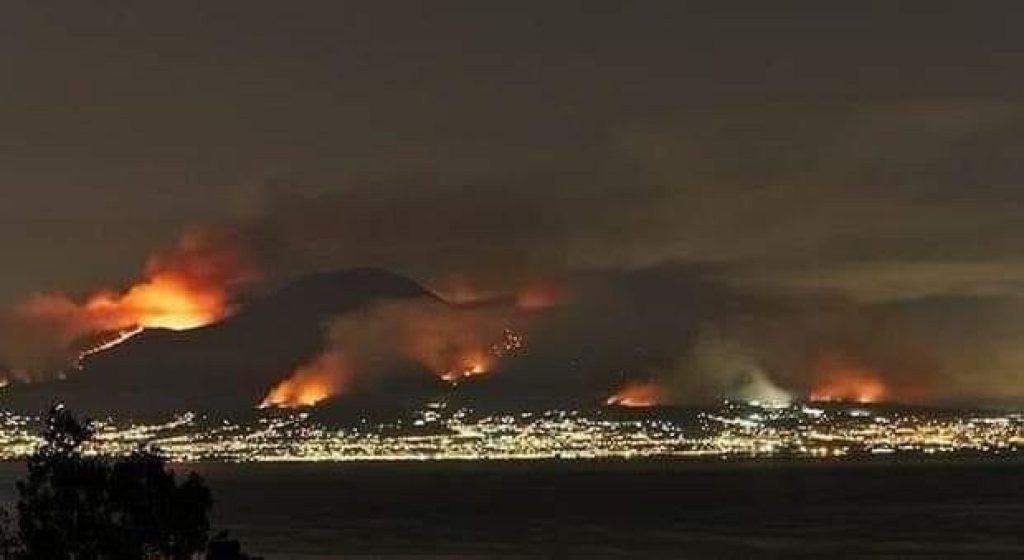 Le fiamme illuminano la notte aquilana - Foto
ANSA/ MONICA DIAMANTI