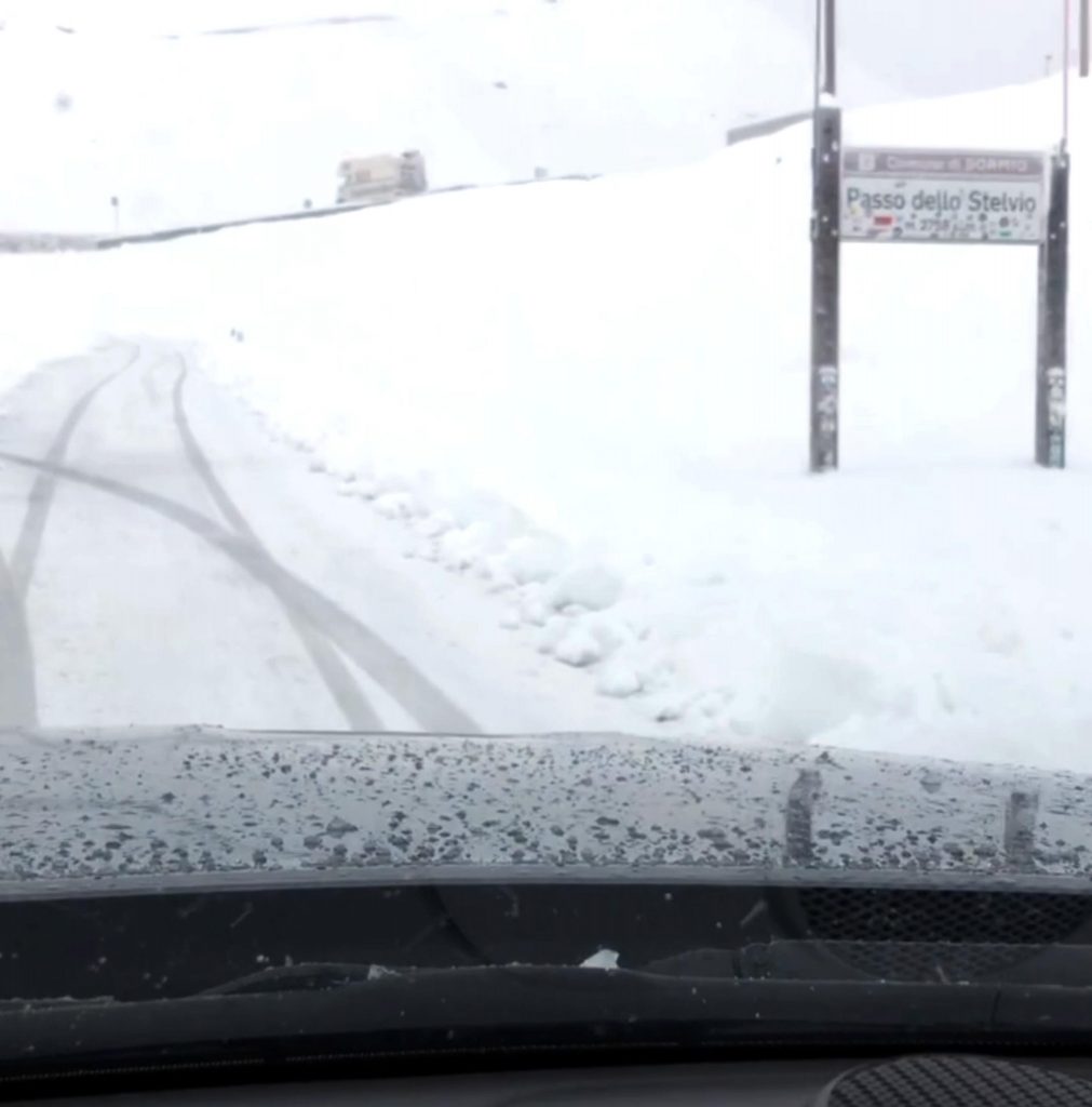 La neve al Passo dello Stelvio. Foto @ ANSA