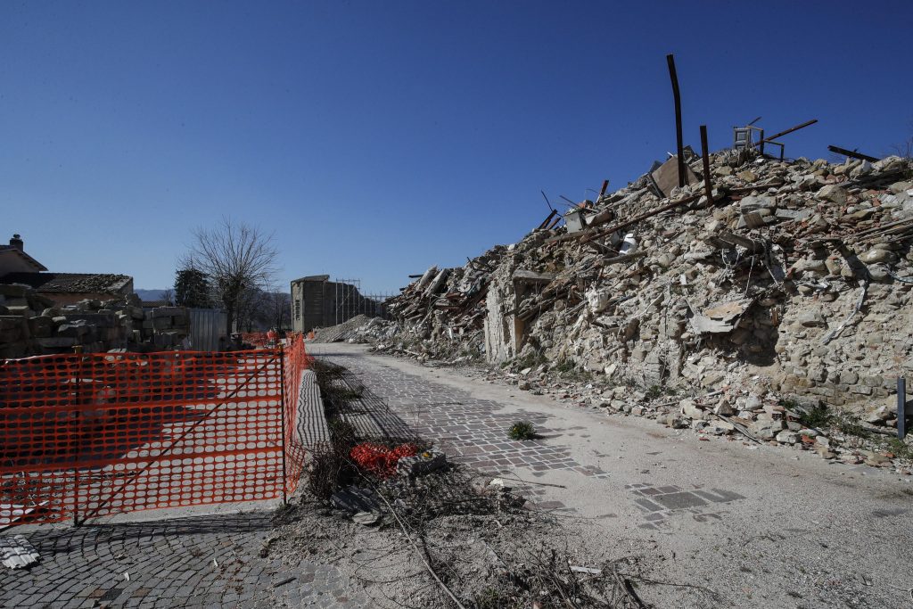 Amatrice e i suoi cantieri durante il lockdown. ANSA/GIUSEPPE LAMI