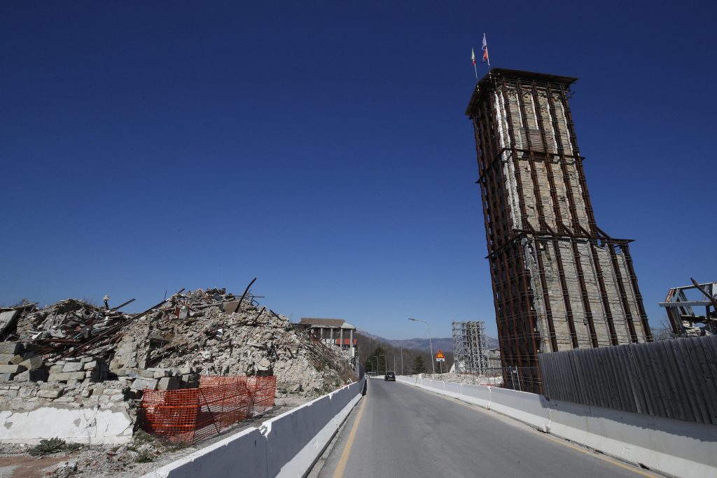Amatrice e i suoi cantieri durante il lockdown. ANSA/GIUSEPPE LAMI