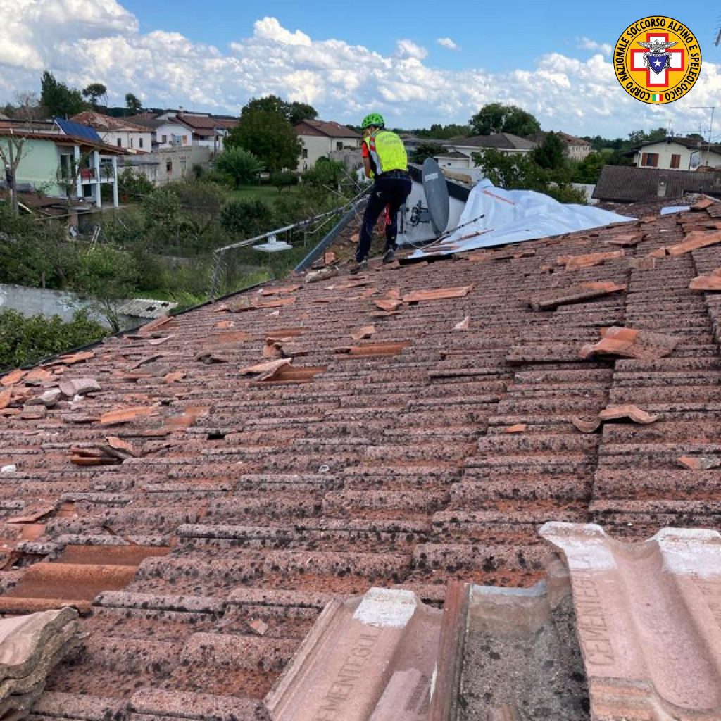 Il Soccorso alpino impegnato nelle zone del vicentino e del veronese flagellate dal maltempo, 30 agosto 2020.
ANSA/ SOCCORSO ALPINO