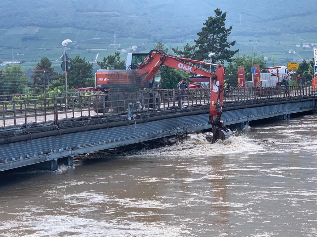 La piena del fiume Adige ad Egna, 30 agosto 2020.  ANSA/G.NEWS