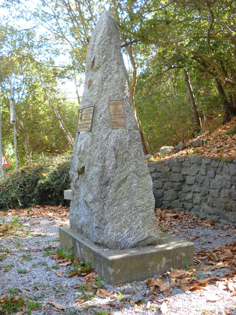 La stele al Colle di Cadibona: da un lato Alpi, dall