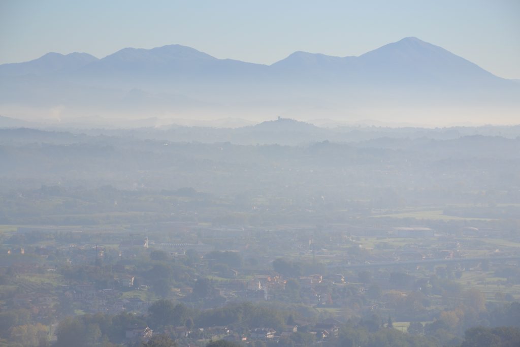 La Piana del Frusinata vista dalle modeste alture dei Monti Lepini. Foto Gian Luca Gasca