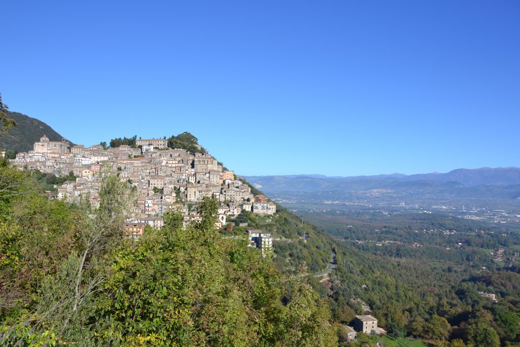 Il borgo di Patrica, uno scoglio in un mano d