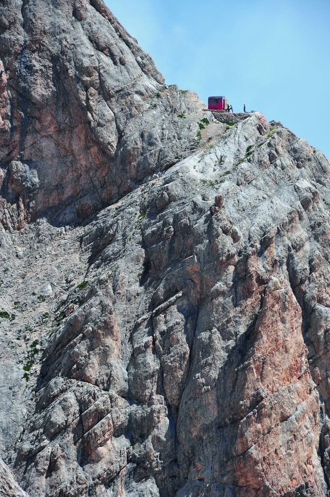 Gran Sasso: il bivacco Bafile visto dal Belvedere.