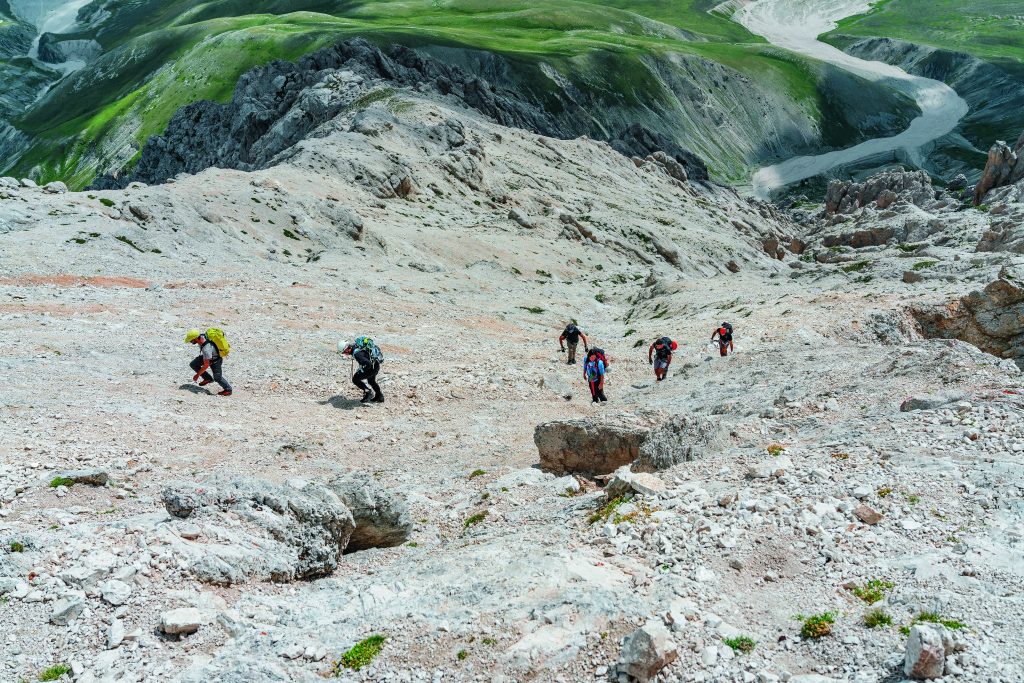 Lungo lo storico Sentiero del Centenario, itinerario che permette di abbracciare in un unico cammino diverse importanti cime nel Gruppo del Gran Sasso.