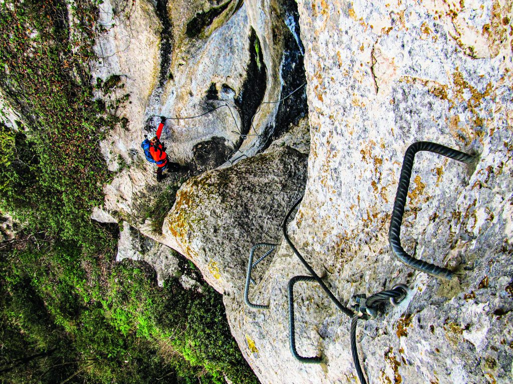 Un atletico passaggio lungo la via ferrata dei Piceni al Monte Primo, unico percorso attrezzato delle Marche. Foto @ C. Nannetti/Realy Easy Star