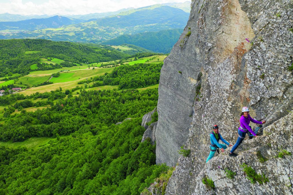 Sulla ferrata degli Alpini, alla Pietra di Bismantova, suggestivo itinerario che ripercorre le scoscese pareti di questo simbolico monolite appenninico. Foto @ Carlo Alberto Conti/ClickAlps
