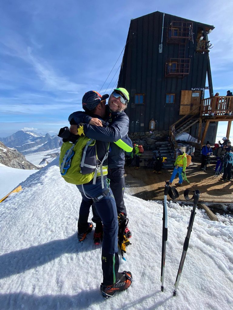 Un abbraccio davanti alla Capanna Margherita - Foto Nico Valsesia