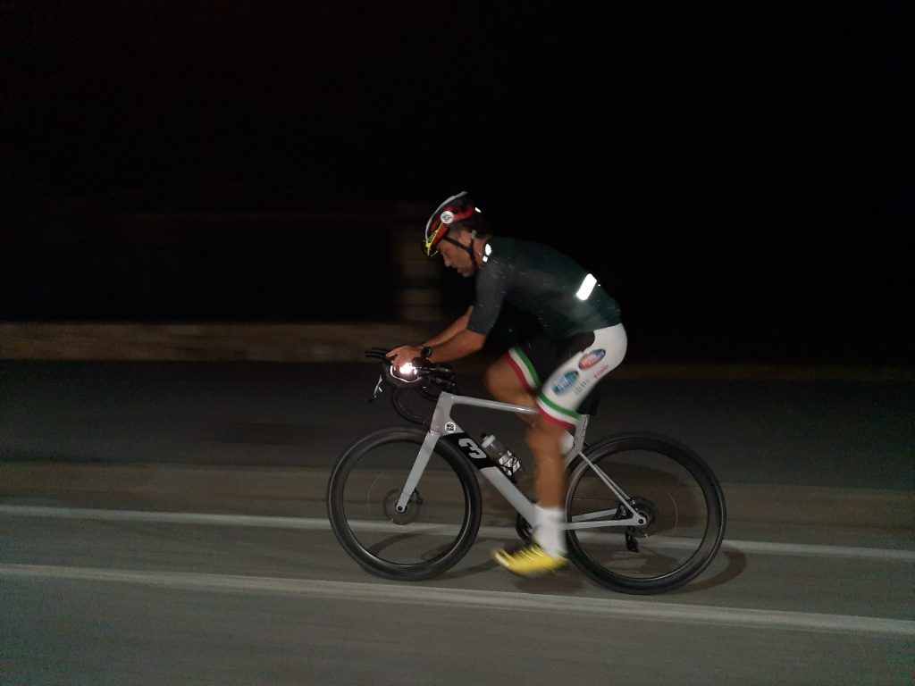 Pedalando in notturna verso Alagna - Foto Nico Valsesia