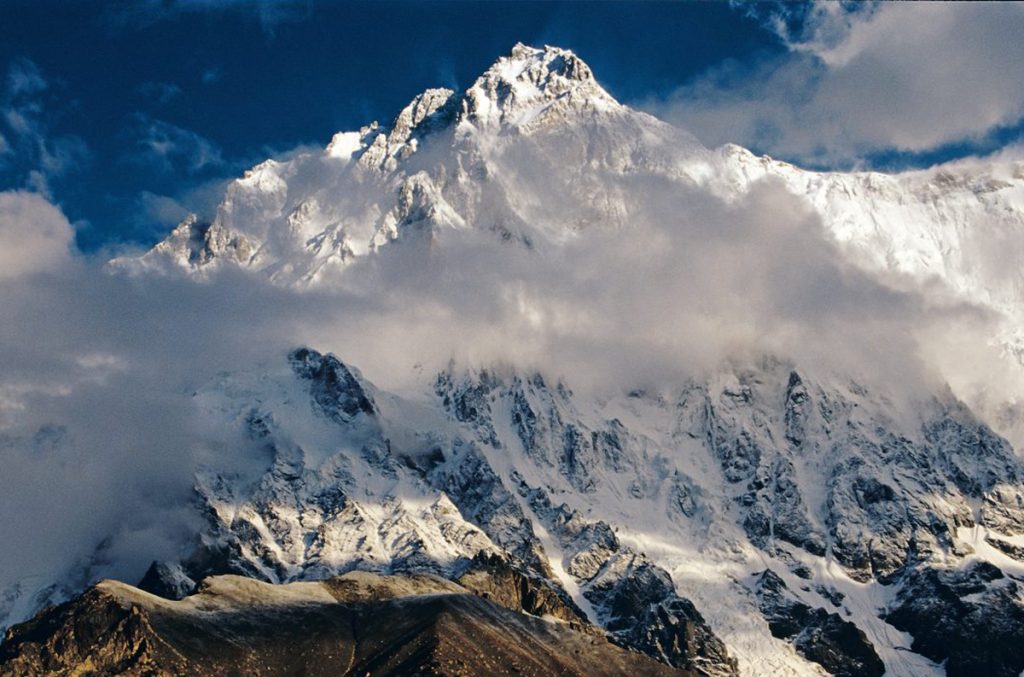 La parete Rupal del Nanga Parbat. Tra le nuvole il pilastro centrale. Foto Steve House